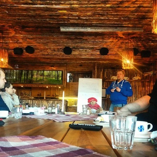 Juha piirtää työvuorotaulukoita.
