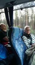 Aamu sarastaa bussissa. Keskellä yötähän sinne lähettiin.