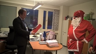 Henkilöstöjohtaja Juha tutkii pakettiaan mielenkiinnolla.