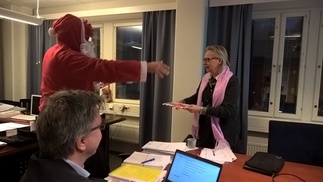 Johtajaylilääkäri Oukka yllätettiin kesken kokouksen.